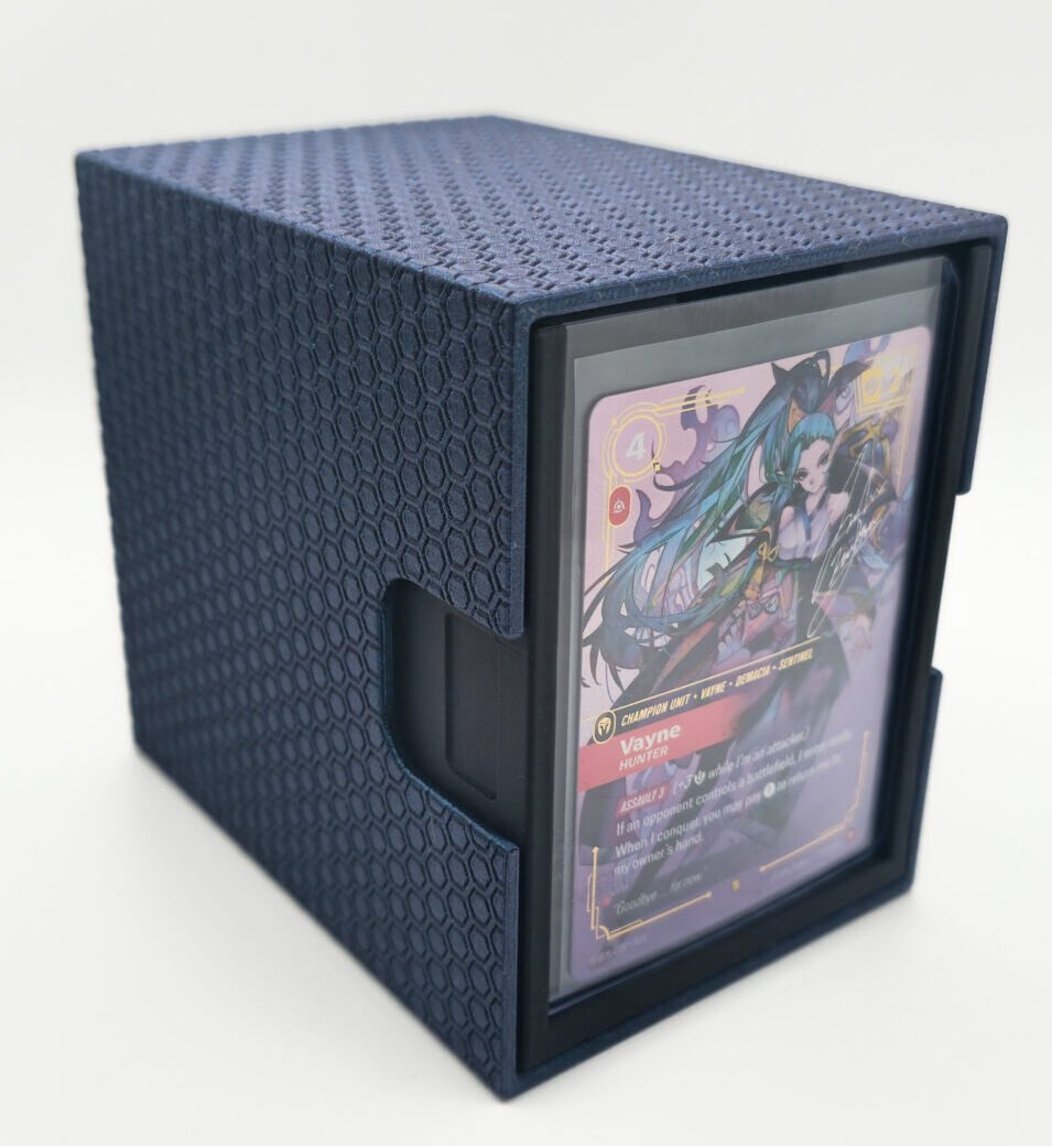 Geschlossene Deckbox in Galaxy Black, der Champion Vayne bleibt durch das Fenster in der Hülle sichtbar