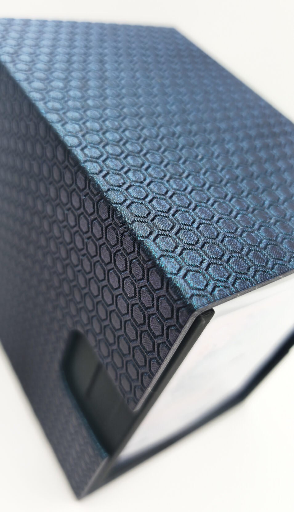 Nahaufnahme des Hex-Musters der Deckbox in Galaxy Black mit blauem Schimmer
