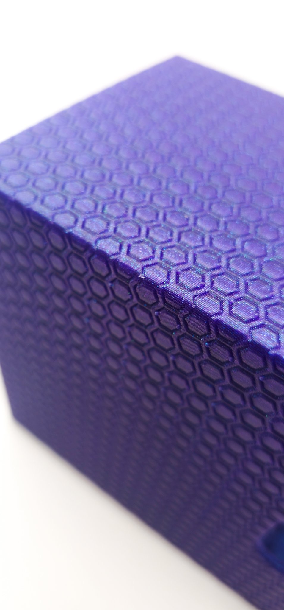 Nahaufnahme des Hex-Musters der Deckbox in Galaxy Purple mit violettem Schimmer